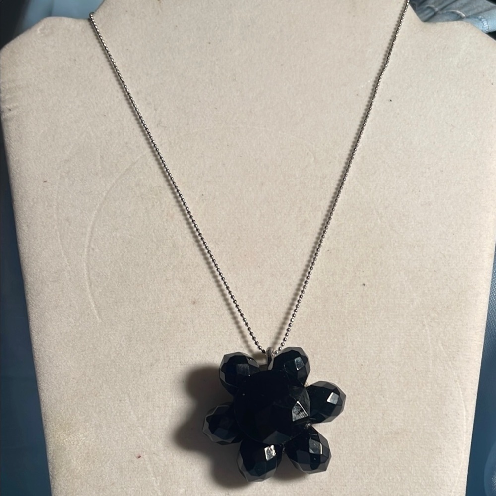 Elegant Black Flower Pendant Necklace